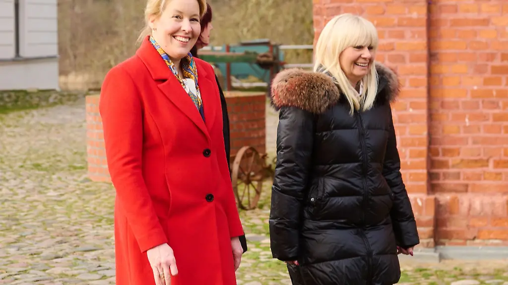 Franziska-Giffey-SPD-l-Regierende-Buergermeisterin-von-Berlin-und-Iris-Spranger-SPD-Senatorin-fuer-Inneres-gehen-vor-der-Klausurtagung-des-Berliner-Senats-zum-Gross-Behnitzer-See-in-der-Naehe-des-Landgutes-Stober