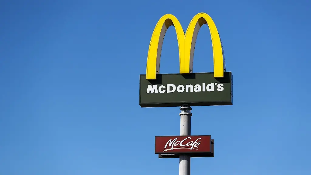 Ein-Schild-mit-dem-Logo-Fast-Food-Konzerns-McDonald-s