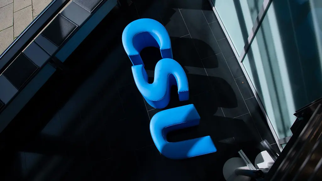 Das-Logo-der-CSU-ist-an-der-CSU-Parteizentrale-zu-sehen