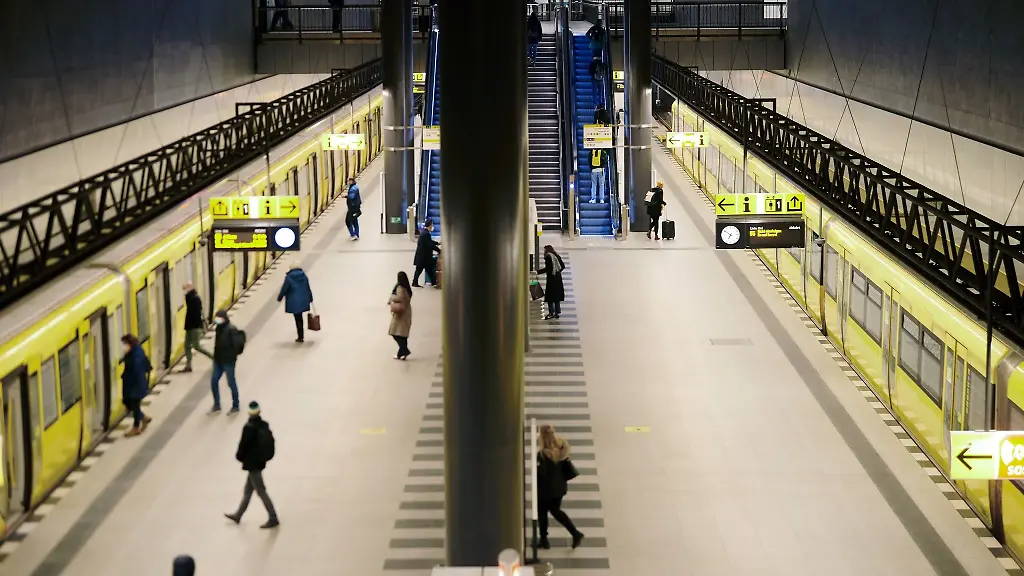 Personen-gehen-auf-der-U-Bahn-Station-am-Hauptbahnhof
