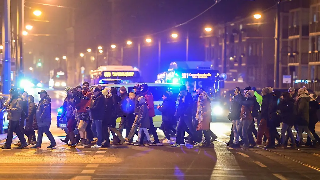Kritiker-der-Coronamassnahmen-gehen-beim-Montagsspaziergang-durch-die-Stadt