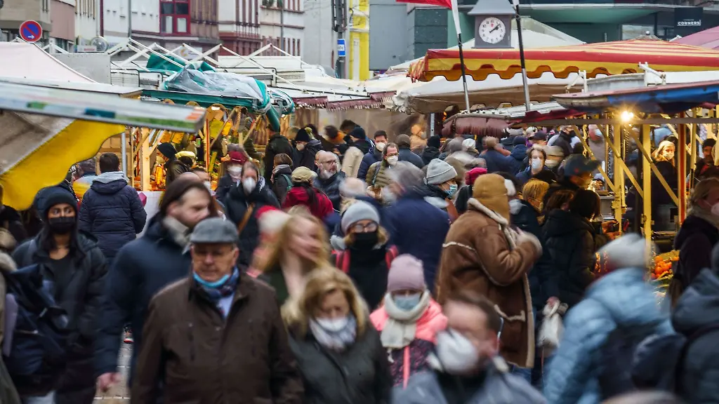 Menschen-gehen-ueber-den-Markt-auf-der-Berger-Strasse-im-Stadtteil-Bornheim