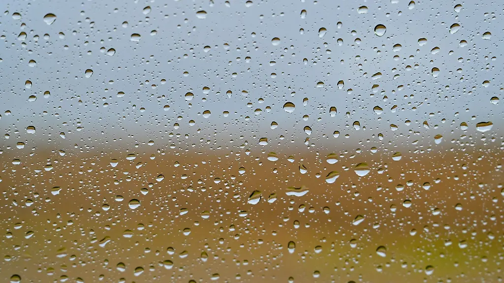 Wassertropfen-sind-an-einer-Autoscheibe-nach-einem-Regenschauer-zu-sehen