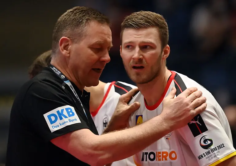 Bundestrainer-Alfred-Gislason-l-im-Gespraech-mit-Philipp-Weber