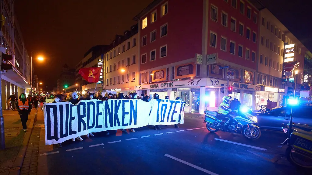 Mitglieder-der-Antifa-demonstrieren-gegen-eine-nicht-genehmigte-Versammlung-von-Gegnern-der-Corona-Massnahmen