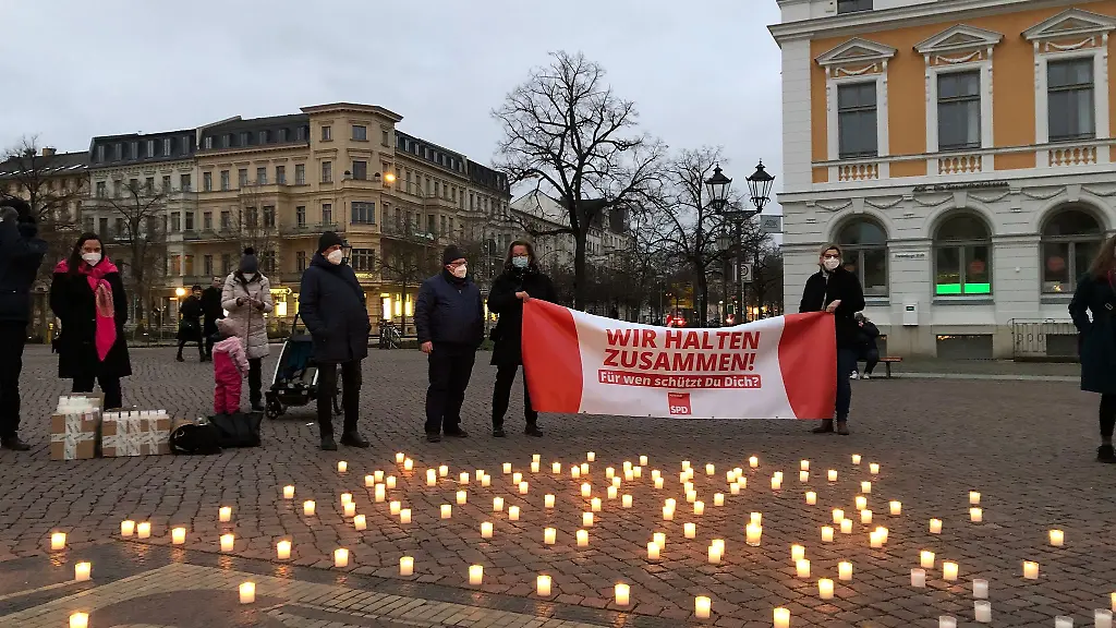 Die-SPD-Potsdam-hat-mit-mehr-als-100-Kerzen-ein-Zeichen-fuer-den-Zusammenhalt-in-der-Corona-Pandemie-setzen-wollen