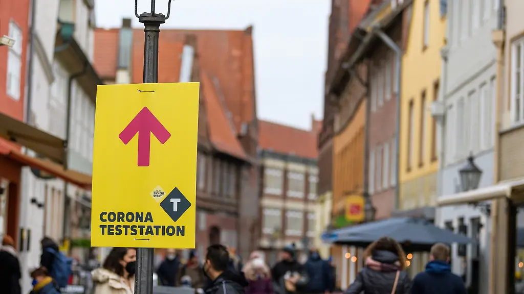 Ein-Schild-zeigt-den-Weg-zu-einer-Corona-Teststation-in-der-Innenstadt