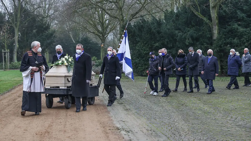Trauergemeinde-auf-dem-Weg-zum-Grab-von-Reinhard-Libuda