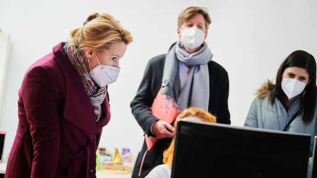 Franziska-Giffey-l-r-SPD-Regierende-Buergermeisterin-von-Berlin-Daniel-Wesener-Buendnis-90-Die-Gruenen-Senator-fuer-Finanzen-und-Derya-Caglar-SPD-Abgeordnete-im-Berliner-Abgeordnetenhaus