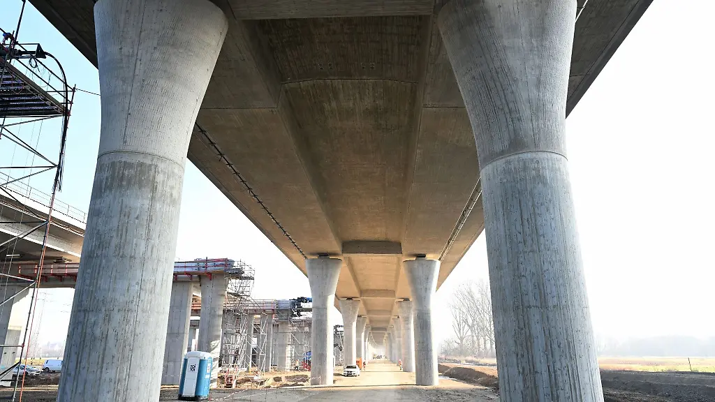 Der-noerdliche-Teil-der-Autobahnbruecke-ueber-dem-Neckartal-bei-Heilbronn-wird-in-seine-endgueltige-Position-gebracht