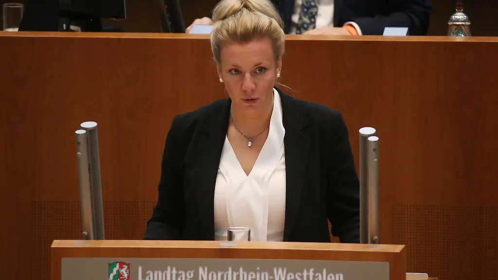 Ina-Brandes-CDU-nordrhein-westfaelische-Ministerin-fuer-Verkehr-spricht