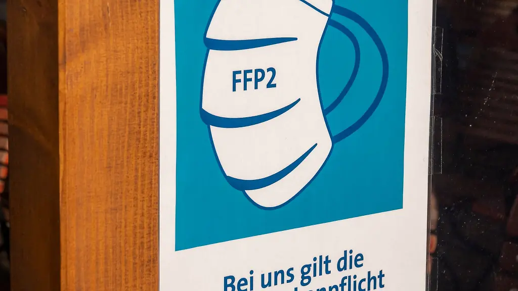 Ein-Schild-mit-der-Aufschrift-Bei-uns-gilt-die-FFP2-Maskenpflicht