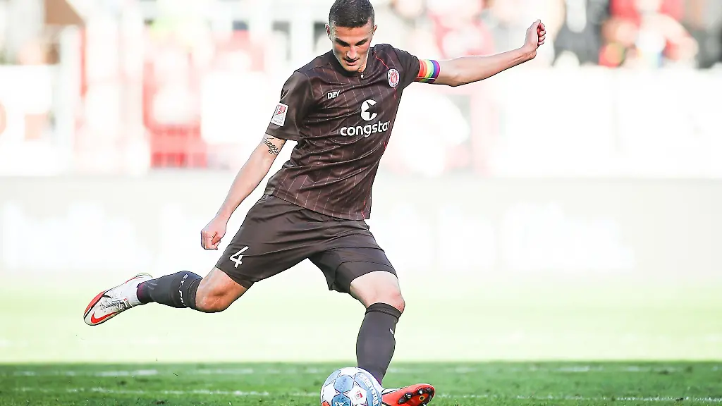 Philipp-Ziereis-spielt-den-Ball