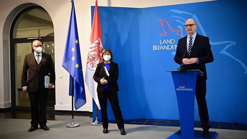 Dietmar-Woidke-r-SPD-Ministerpraesident-von-Brandenburg-Ursula-Nonnemacher-Buendnis-90-Die-Gruenen-Ministerin-fuer-Gesundheit-Michael-Stuebgen-CDU-Minister-des-Innern