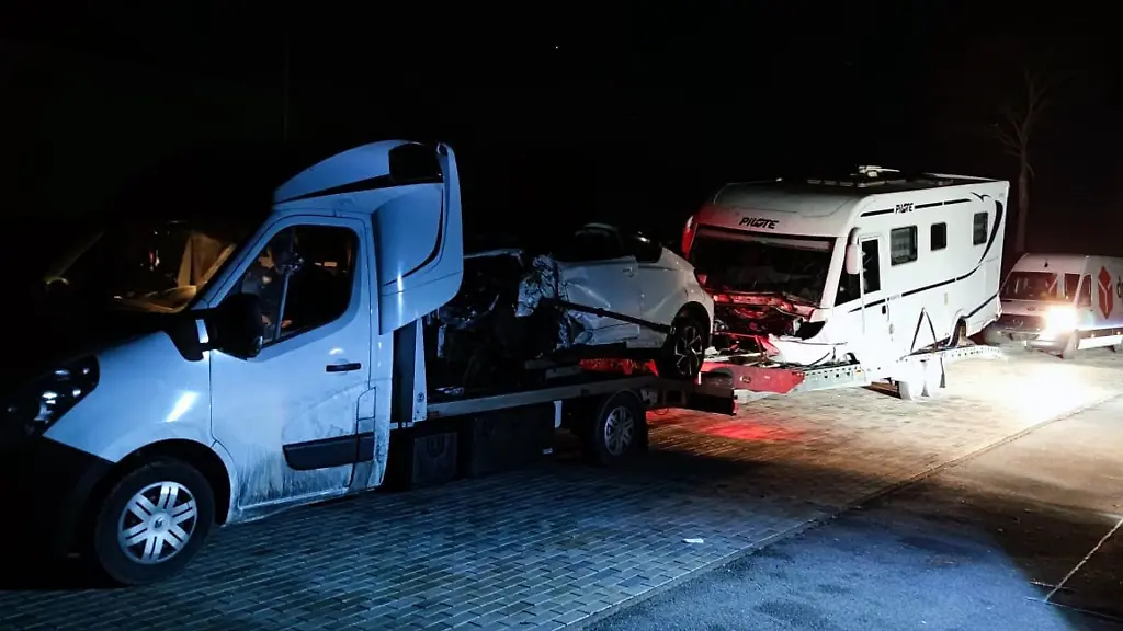 Die-Polizei-hat-das-28-Meter-lange-Schrottwagengespann-auf-der-A4-aus-dem-Verkehr-gezogen