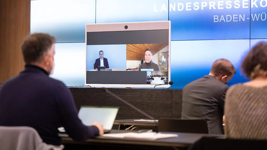 Manuel-Hagel-r-auf-dem-Bildschirm-spricht-bei-einer-Pressekonferenz-ueber-die-Ergebnisse-einer-Fraktionsklausur