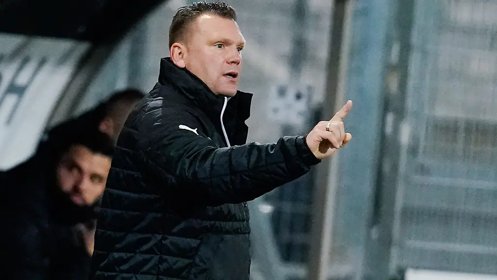 Sandhausens-Trainer-Uwe-Koschinat-gestikuliert
