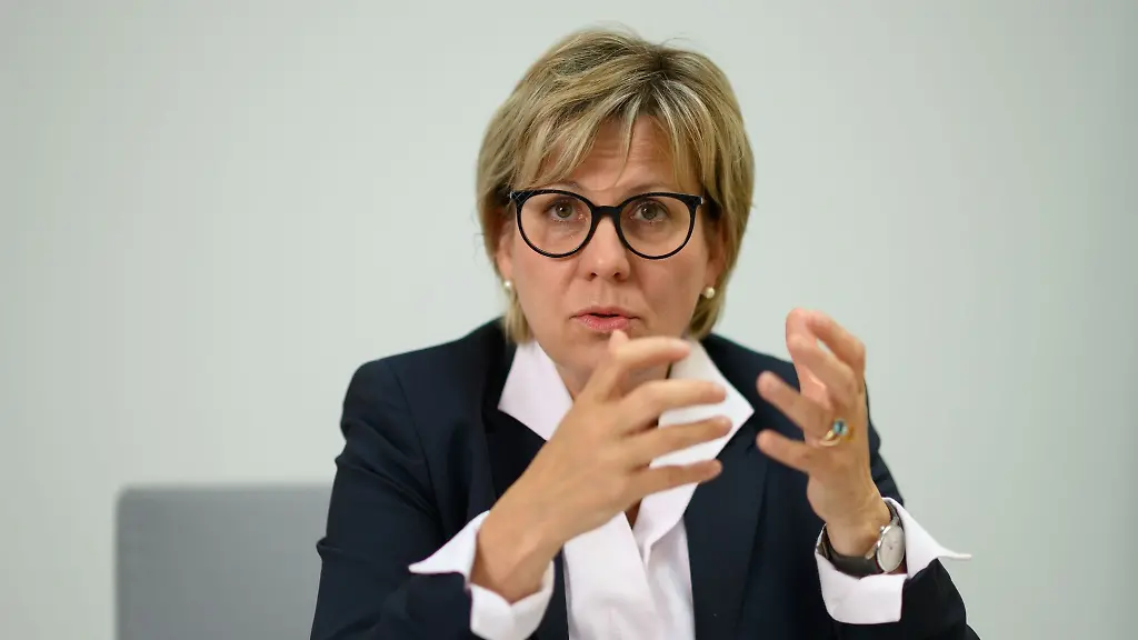 Barbara-Klepsch-CDU-Ministerin-fuer-Kultur-in-Thueringen-gestikuliert