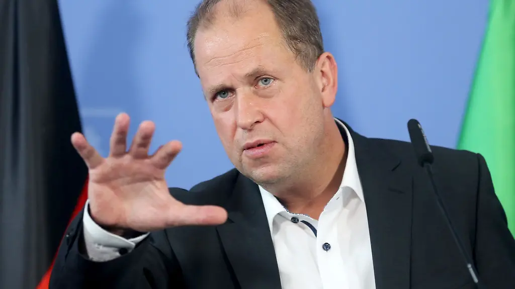 Joachim-Stamp-FDP-bei-einer-Pressekonferenz