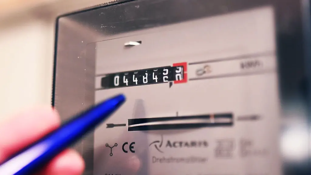 Ein-Drehstromzaehler-aufgenommen-in-einem-Haushalt