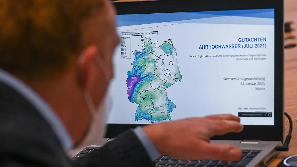 Der-Meteorologe-Bernhard-Muehr-sitzt-in-der-Sitzung-des-U-Ausschusses