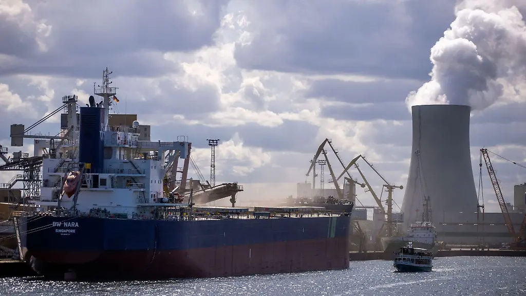 Ein-Frachtschiff-wird-im-Seehafen-beladen