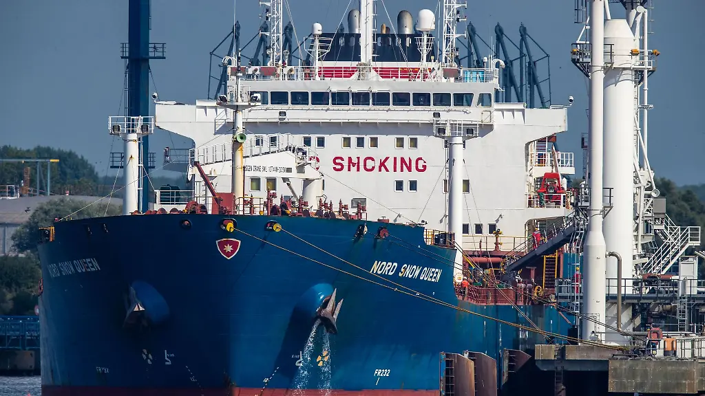 Der-Tanker-Nord-Snow-Queen-wird-im-Seehafen-abgefertigt