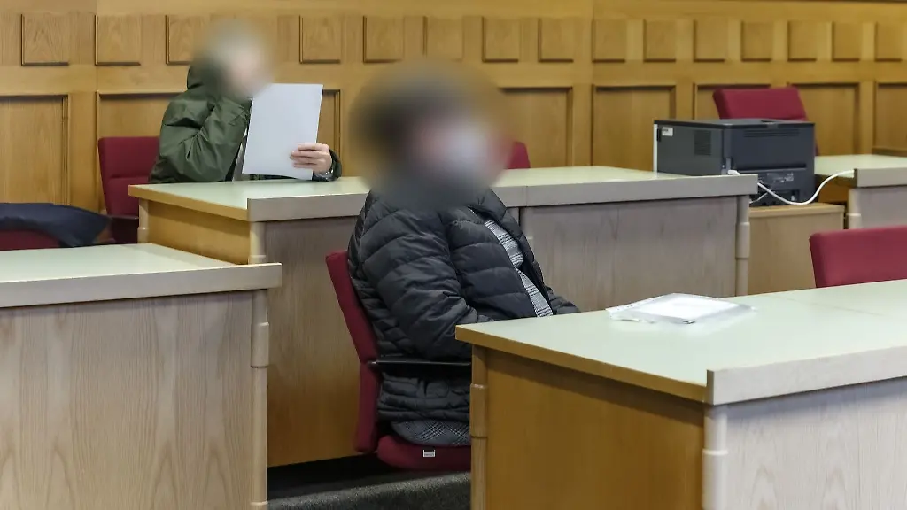 Zwei-Frauen-sitzen-in-einer-Verhandlungspause-in-einem-Saal-des-Amtsgerichts-Ahrensburg