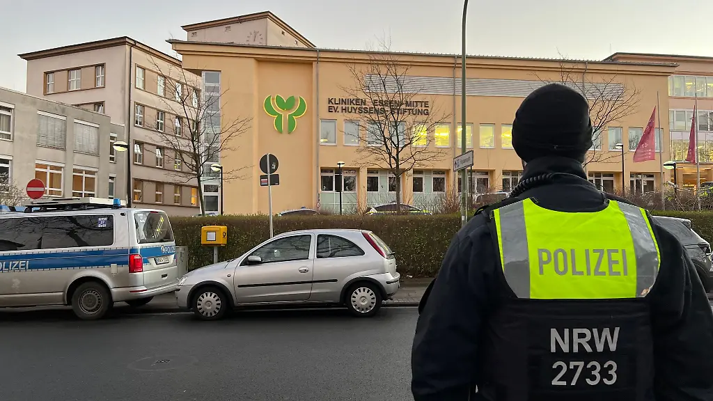 Ein-Polizist-steht-vor-dem-Klinikum-Essen-Mitte