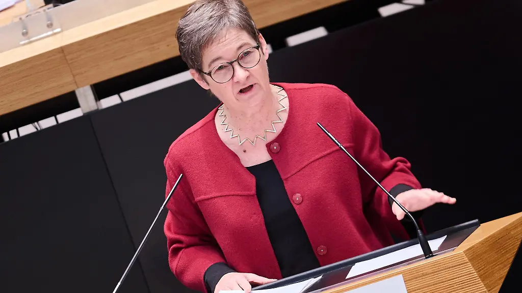 Ulrike-Gote-Buendnis-90-Die-Gruenen-Gesundheitssenatorin-von-Berlin-spricht-in-der-Plenarsitzung