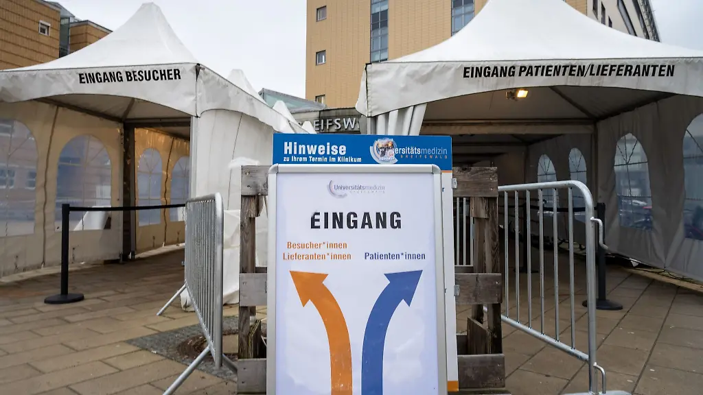 Blick-auf-das-Hauptgebaeude-der-Unimedizin-Greifswald