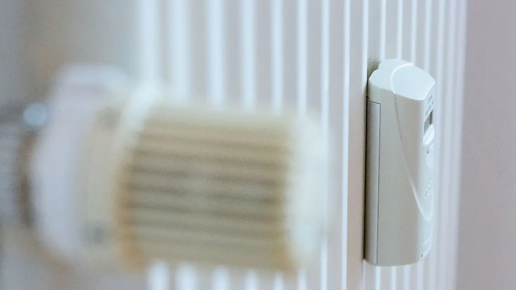 Ein-Messgeraet-haengt-an-einem-Heizkoerper