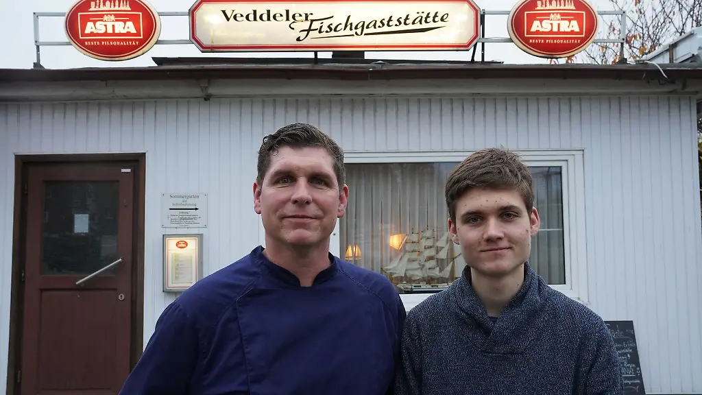 Der-Betreiber-des-Restaurants-Christian-Butzke-und-Junior-Chef-Jonas-Butzke