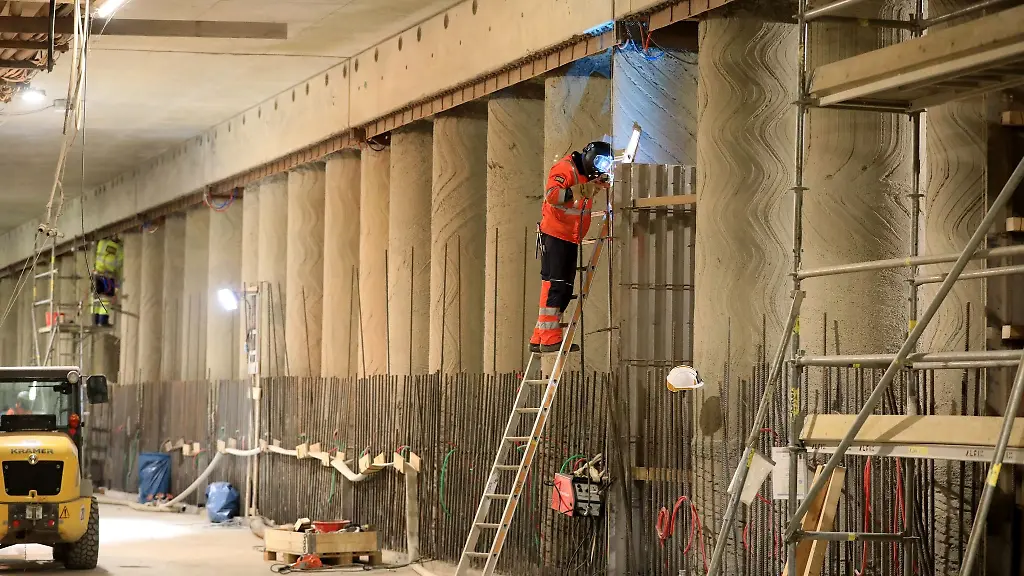 Monteure-arbeiten-auf-der-Grossbaustelle-im-City-Tunnel-in-Magdeburg