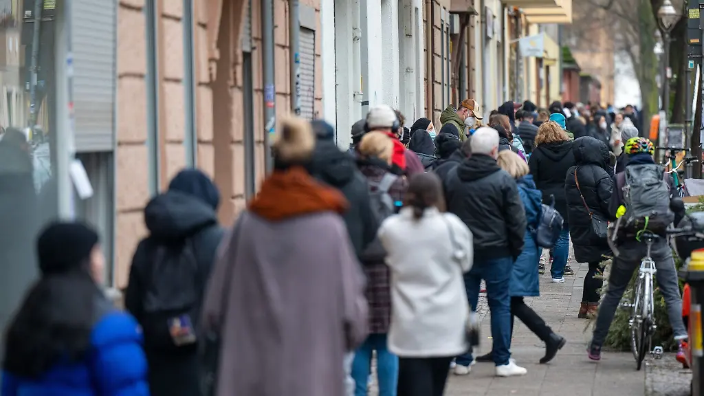 Zahlreiche-Menschen-warten-in-einer-Schlange-auf-ihren-PCR-Test-in-einem-Testzentrum-in-Neukoelln