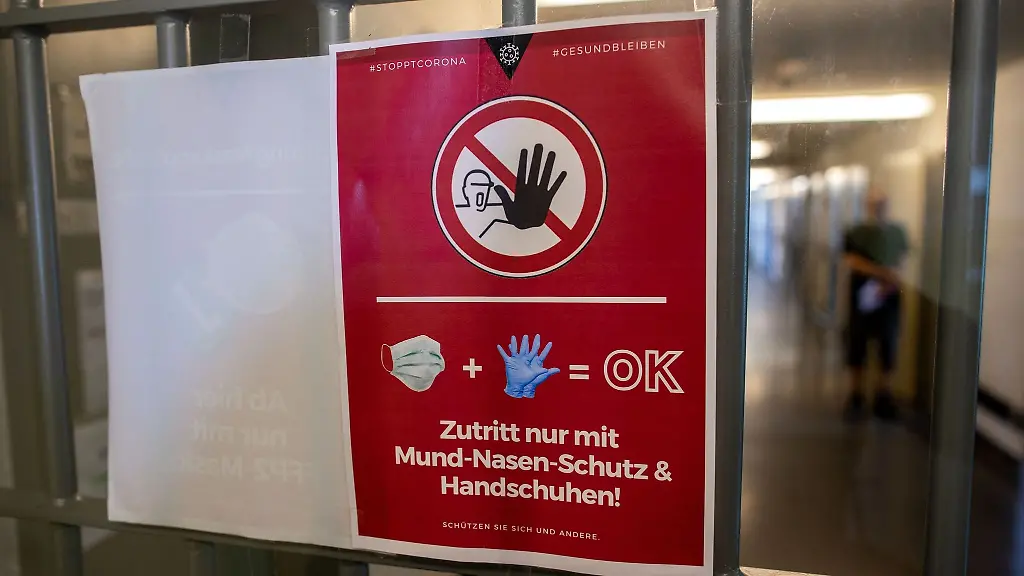 Ein-Hinweisschild-ist-an-der-Gittertuer-der-Justiz-Vollzugsanstalt-JVA-aufgehaengt