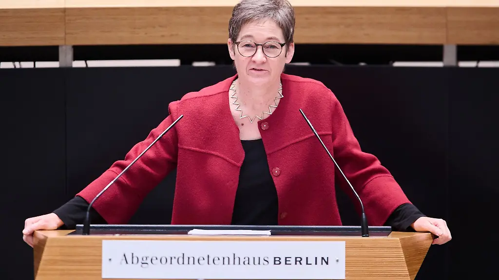 Ulrike-Gote-Gesundheitssenatorin-von-Berlin-spricht-in-der-Plenarsitzung-im-Abgeordnetenhaus
