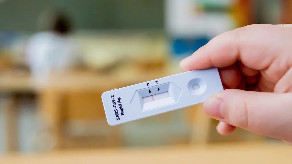 Ein-Schueler-haelt-einen-negativen-Corona-Schnelltest-in-der-Hand