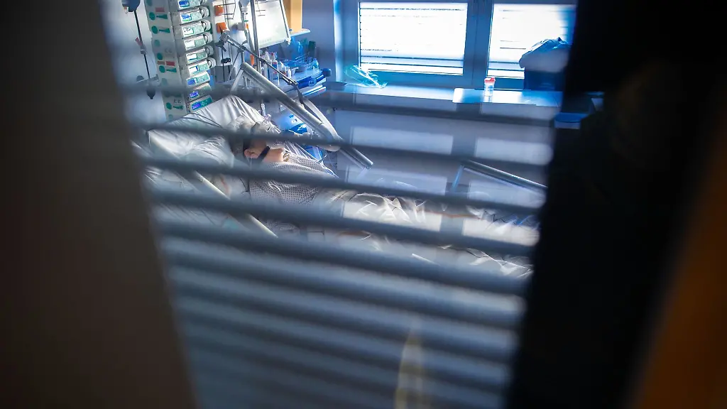 Eine-an-Corona-erkrankte-Patientin-liegt-in-einem-Zimmer-der-Intensivstation-der-UK-Greifswald