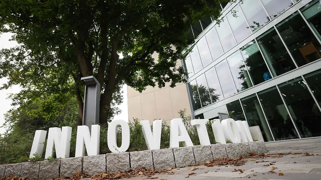 Der-Schriftzug-Innovation-steht-bei-der-symbolischen-Eroeffnung-vor-dem-Eingang