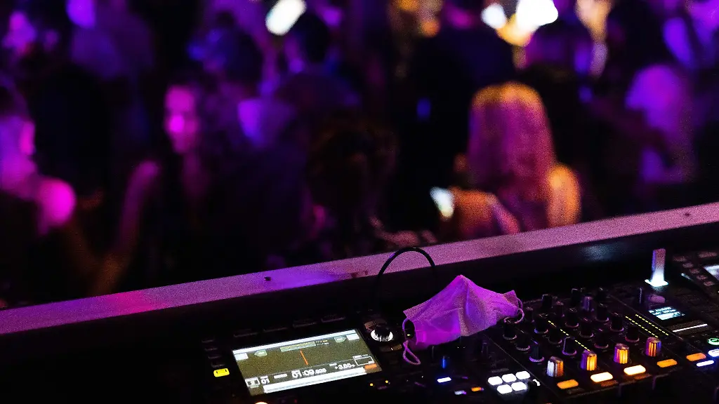 Eine-Maske-liegt-in-einem-Club-auf-dem-Mischpult