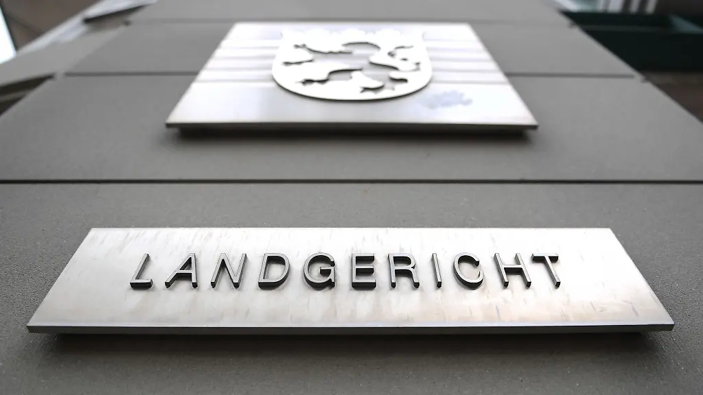 Der-Schriftzug-Landgericht-haengt-an-der-Fassade-des-Landgerichts-Fulda