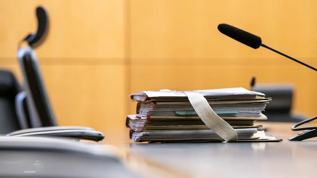 Akten-liegen-vor-Beginn-eines-Prozesses-am-Platz-des-Richters