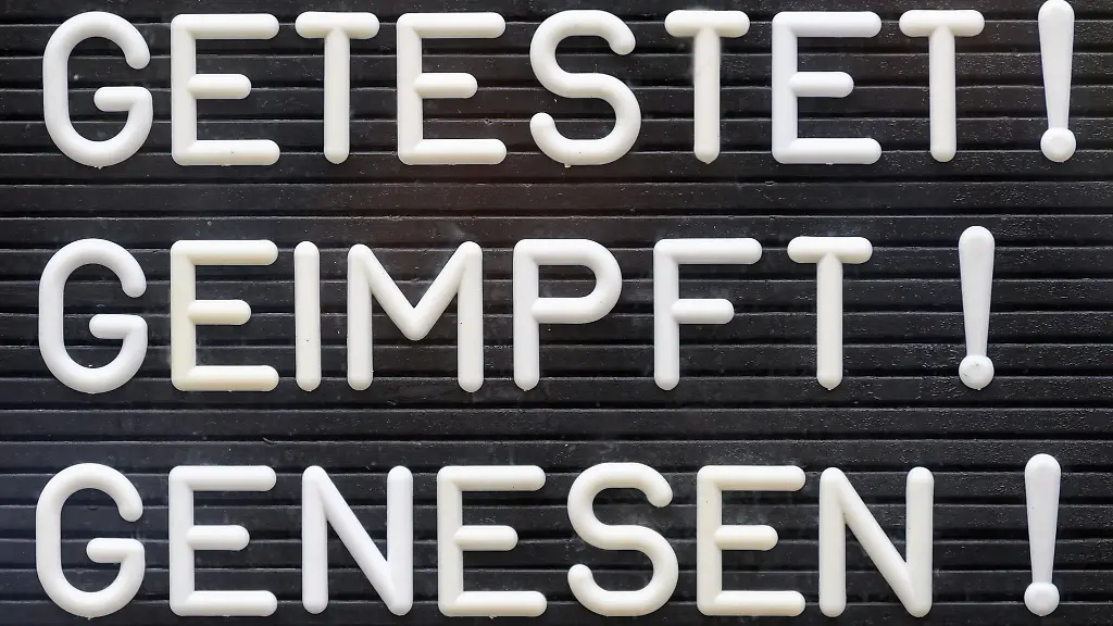 Getest-Geimpft-Genesen-steht-auf-einem-Schild-an-einer-Bar