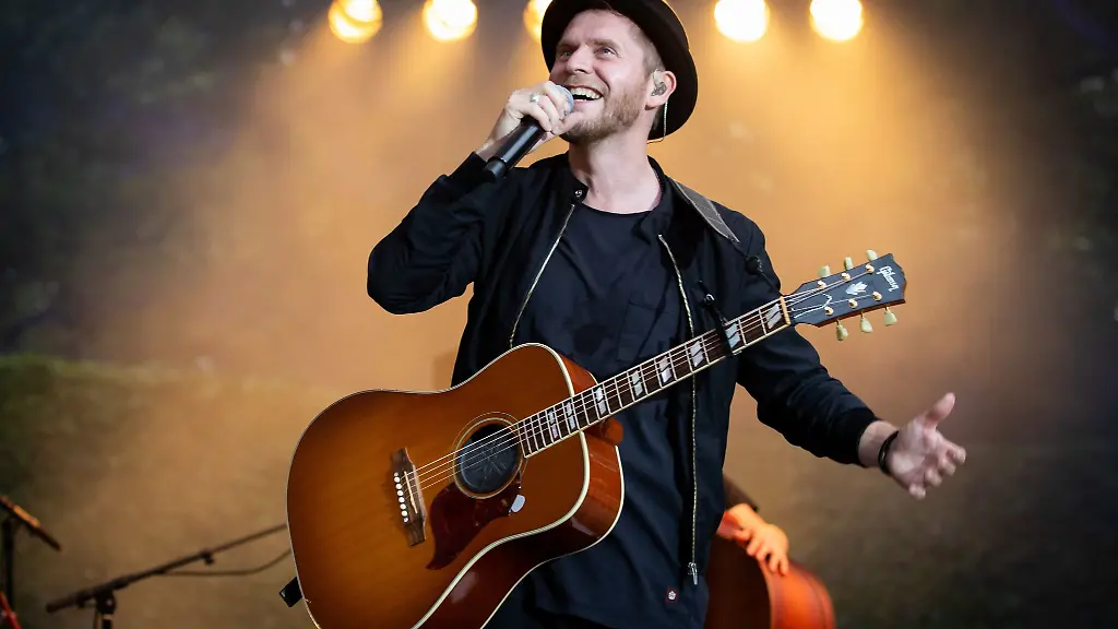 Johannes-Oerding-Popsaenger-und-Songwriter-steht-bei-einem-Konzert-auf-der-Open-Air-Buehne-im-Stadtpark