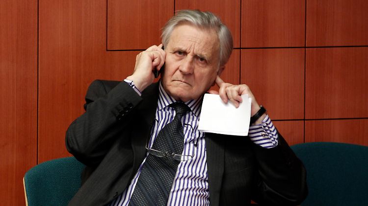 EZB-Chef Jean-Claude Trichet: Die böse Miene gilt hier wohl mehr der Lautstärke am Brüsseler Tagungsort als dem Gesprächspartner am Telefon.