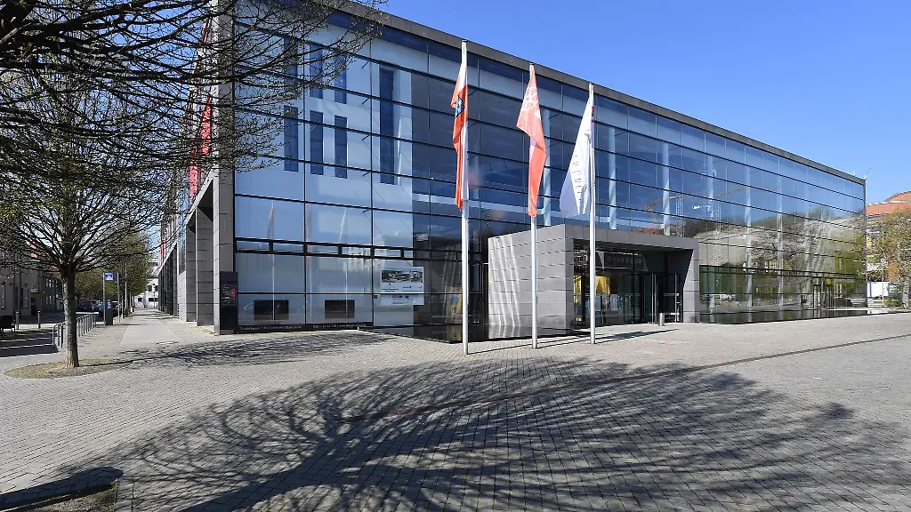 Ein-Baum-wirft-einen-Schatten-auf-den-Theaterplatz-vor-dem-Theater-Erfurt