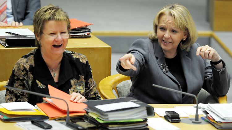 Da war die Stimmung noch besser: Kraft (rechts) und ihre grüne Koalitionspartnerin Löhrmann müssen um ihre Finanzen bangen.