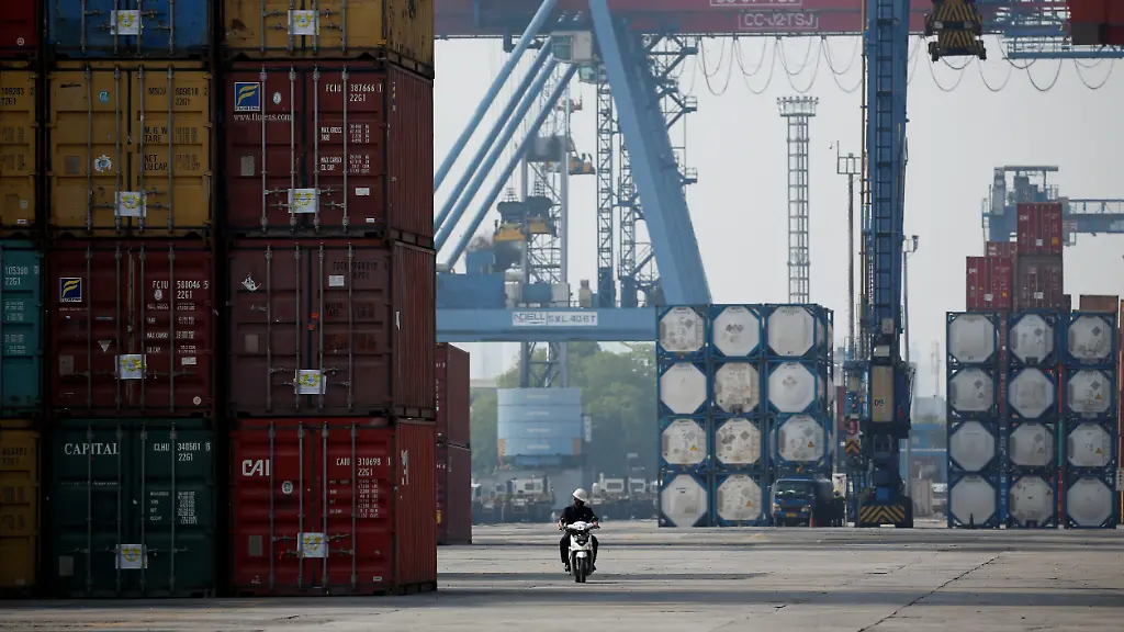 2021-11-04T070633Z-2072458313-RC2JNQ9YHSBW-RTRMADP-3-INDONESIA-ECONOMY-GDP