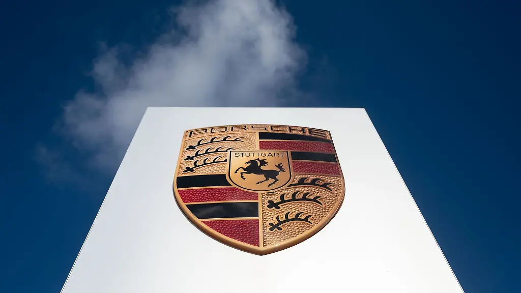 Das-Logo-der-Porsche-AG-vor-leicht-bewoelktem-Himmel